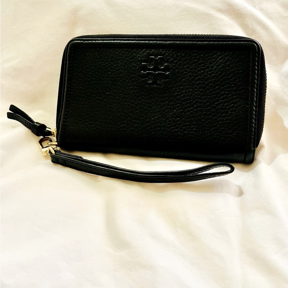 Tory Burch Black Pebbled Leather Thea Zip Around Smartphone Wallet